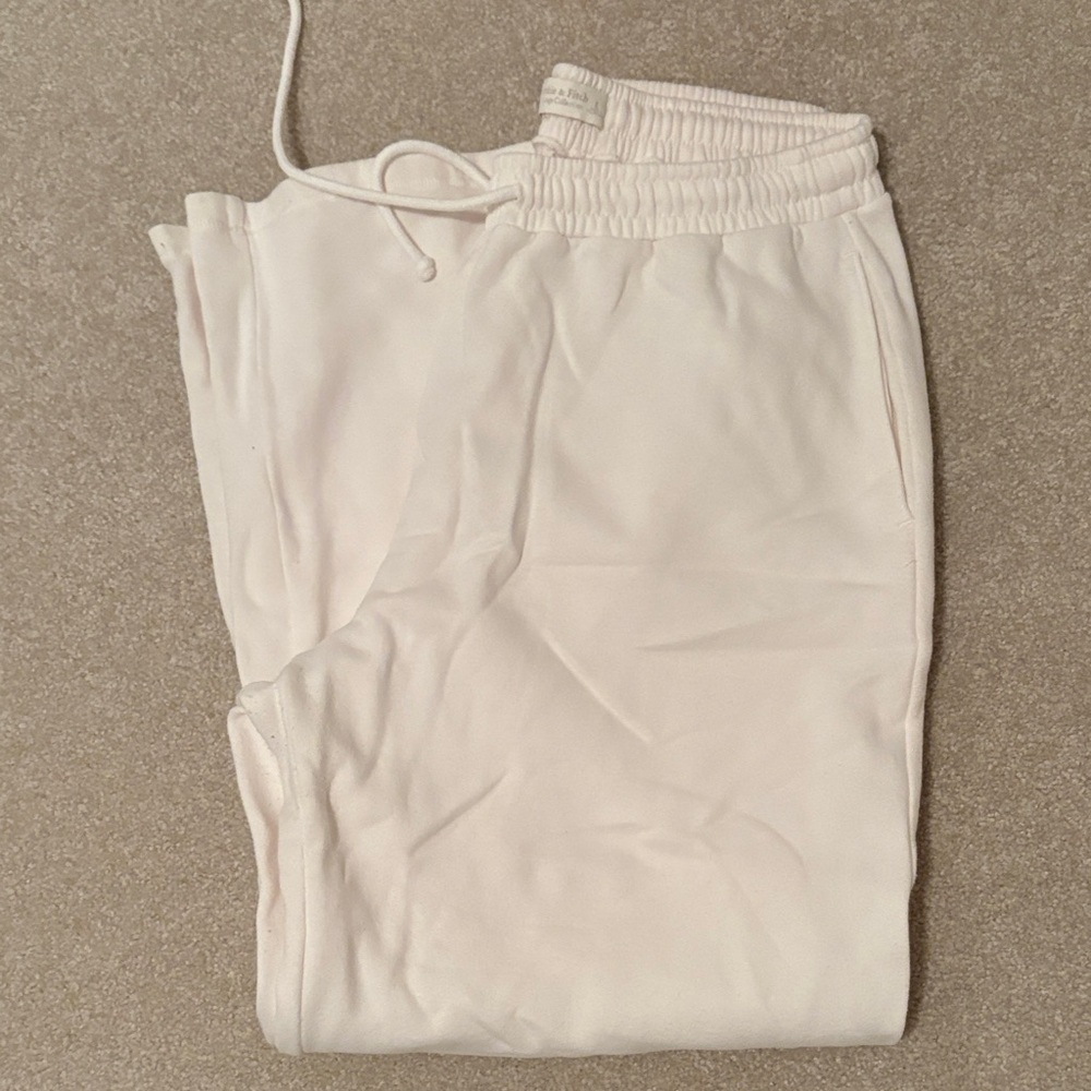 Abercrombie & Fitch
The A & F Lounge Collection